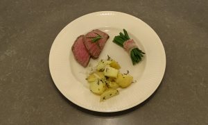 Biefstuk uit de oven met gegrilde aardappels en haricoverts van Vako Vino
