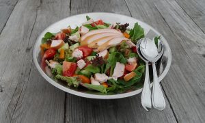 Lees meer over het artikel Frisse salade met verse gerookte kip
