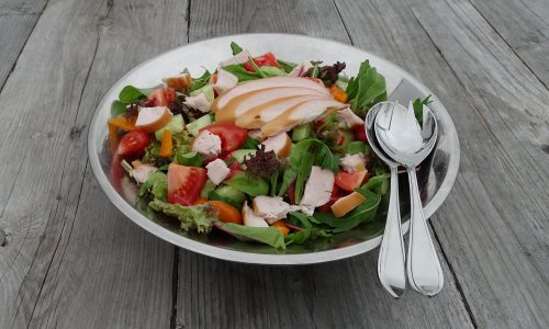 Lees meer over het artikel Frisse salade met verse gerookte kip